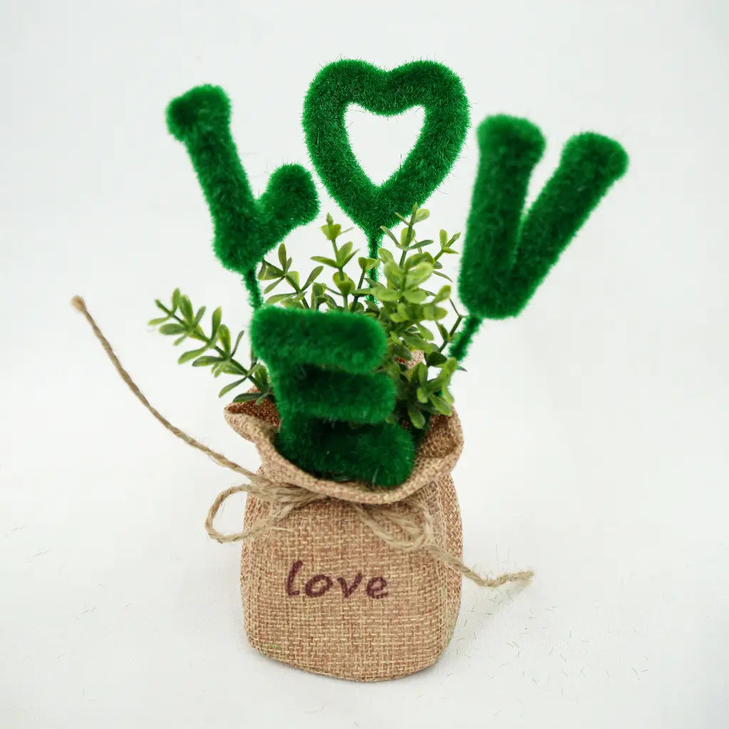 شجرة اصطناعية مزيفة تحمل رسائل حب نباتية